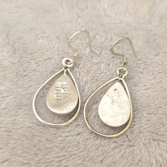 SILVER tone earring - Picture 3 of 3